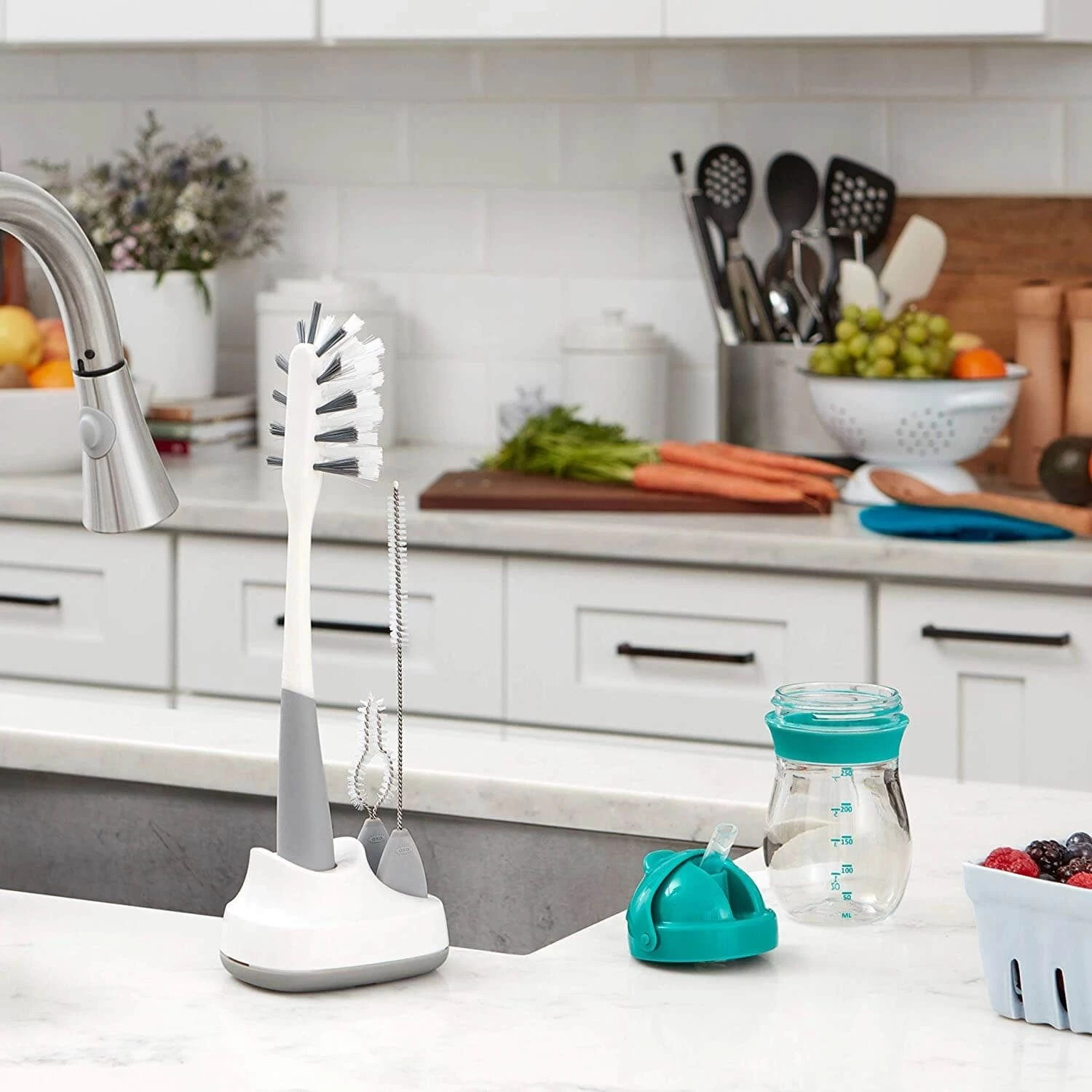 OXO TOT Water Bottle & Straw Cup Cleaning Set - Grey 7 OXO TOT Water Bottle & Straw Cup Cleaning Set - Grey - Image 5