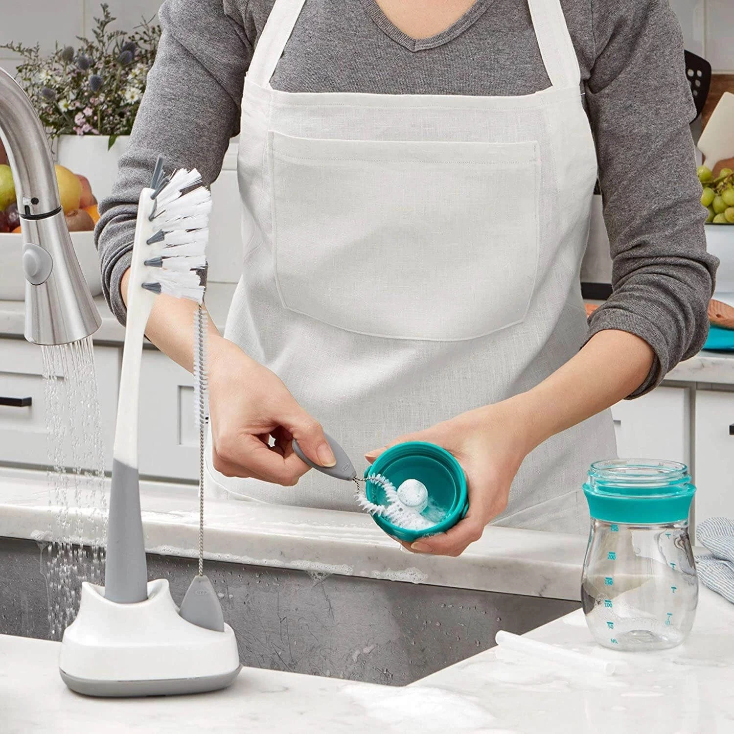 OXO TOT Water Bottle & Straw Cup Cleaning Set - Grey 8 OXO TOT Water Bottle & Straw Cup Cleaning Set - Grey - Image 6